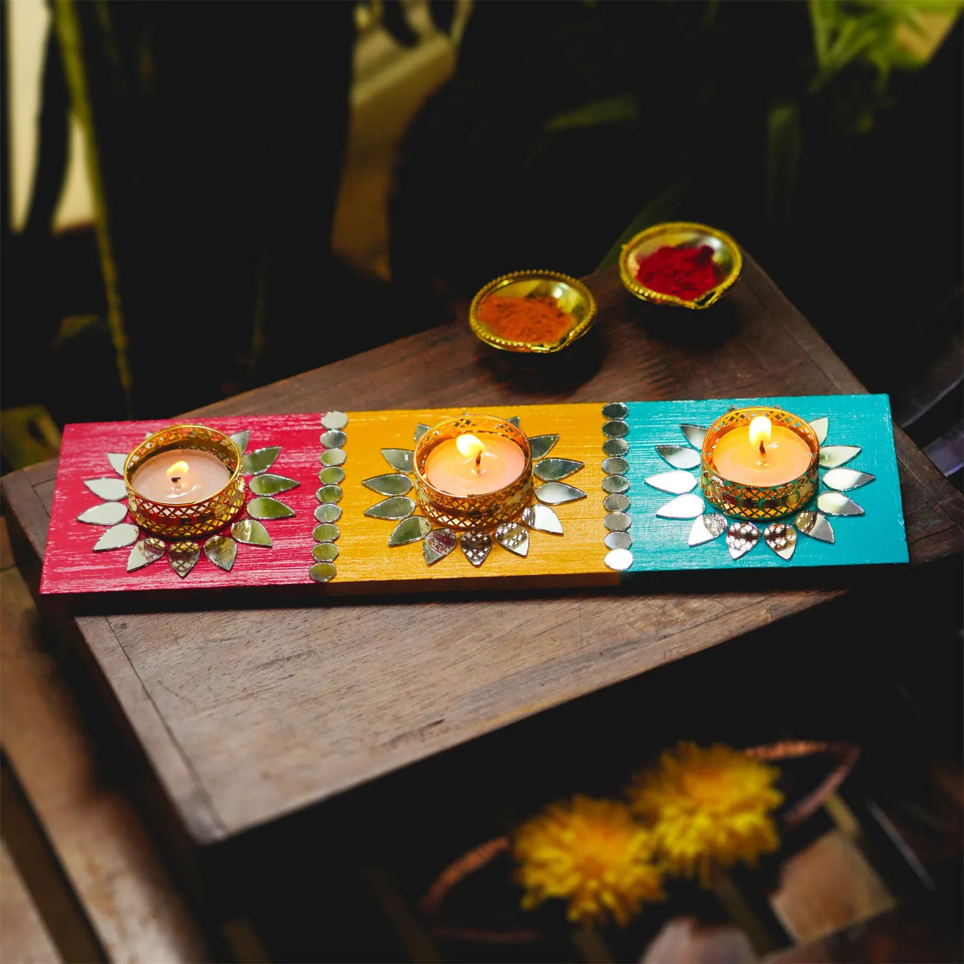 Mirror-operated multicoloured tealight holder
