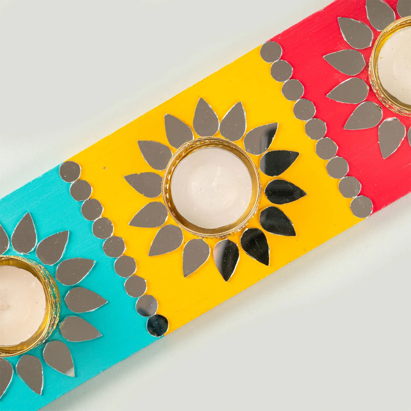 Mirror-operated multicoloured tealight holder